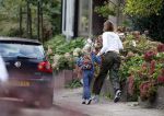 Baarn 7 sdeptember 2007
Mariska Hulscher brengt haar kinderen naar school. Sinds kort is zij verhuisd van Amsterdam naar Baarn.