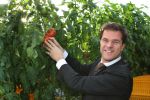 Bleiswijk, 17 November 2008
Bezoek Mark Rutte aan tomatenkwekerij van den bosch BV
Op de foto Mark Rutte met Rik van den Bosch
Foto Peter Smulders BV