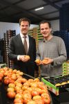 Bleiswijk, 17 November 2008
Bezoek Mark Rutte aan tomatenkwekerij van den bosch BV
Op de foto Mark Rutte met Rik van den Bosch
Foto Peter Smulders BV