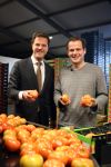 Bleiswijk, 17 November 2008
Bezoek Mark Rutte aan tomatenkwekerij van den bosch BV
Op de foto Mark Rutte met Rik van den Bosch
Foto Peter Smulders BV