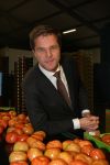 Bleiswijk, 17 November 2008
Bezoek Mark Rutte aan tomatenkwekerij van den bosch BV
Op de foto Mark Rutte met Rik van den Bosch
Foto Peter Smulders BV