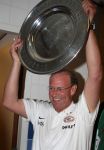 Arnhem, 20 April 2008 Kompetitiewedstrijd Vitesse-PSV, eindstand 0-1 Seizoen 2007/2008
PSV Landskampioen
Mart v d Heuvel met de kampioensschaal