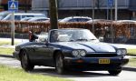 Amsterdam 12 april 2008
Matthijs v Nieuwkerk en zijn vrouw Karin v Nieuwkerk wandelend in hun Jaguar Cabrio sport.