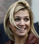 Amsterdam 6 oktober 2008
prinses Maxima op bezoek bij de nederlandse bank. 
Maxima draagt een rood leren/leer jasje