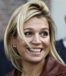 Amsterdam 6 oktober 2008
prinses Maxima op bezoek bij de nederlandse bank. 
Maxima draagt een rood leren/leer jasje