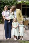 Wassenaar 11 juli 2008
Foto uurtje met prinses Maxima Prins Willem Alexander  en hun dochters Prinses Amalia Prinses Alexia en Prinses Ariane . 
Ze komen aanrijden in bakfiets.