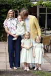 Wassenaar 11 juli 2008
Foto uurtje met prinses Maxima Prins Willem Alexander  en hun dochters Prinses Amalia Prinses Alexia en Prinses Ariane . 
Ze komen aanrijden in bakfiets.