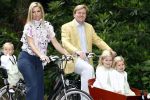 Wassenaar 11 juli 2008
Foto uurtje met prinses Maxima Prins Willem Alexander  en hun dochters Prinses Amalia Prinses Alexia en Prinses Ariane . 
Ze komen aanrijden in bakfiets.