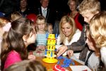 Mdedemblik 17 oktober 2007
Prinses Maxima  bezoekt de Jumbo speelgoed fabriek en doet werk achter de lopende band. Ook speelt ze met kinderen mens erger je niet.