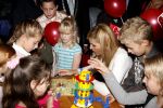 Mdedemblik 17 oktober 2007
Prinses Maxima  bezoekt de Jumbo speelgoed fabriek en doet werk achter de lopende band. Ook speelt ze met kinderen mens erger je niet.