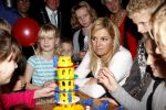 Mdedemblik 17 oktober 2007
Prinses Maxima  bezoekt de Jumbo speelgoed fabriek en doet werk achter de lopende band. Ook speelt ze met kinderen mens erger je niet.