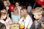 Mdedemblik 17 oktober 2007
Prinses Maxima  bezoekt de Jumbo speelgoed fabriek en doet werk achter de lopende band. Ook speelt ze met kinderen mens erger je niet.