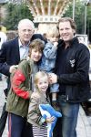 Blaricum 20 augustus 2008
Jan Mol met zijn zoon Michiel en kinderen op de kermis van Blaricum.
Peter Smulders bv
