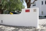 Praia da luz 3 mei 2008
Vandaag was het precies 1 jaar geleden dat Madeleine Mc Cann verdwenen is.  Ze sliepen toen in hotel ocean Club. Op deze dag was er een herdenkingsdiens in de kerk van het dorp. Familie, Michael Wright Sandy Cameron   waren aanwezig. Er waren veel cameraploegen en fotograven aanwezig.
Peter Smulders bv