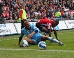 Eindhoven, 13 April 2008 Kampioenswedstrijd PSV-FC Twente, eindstand 1-1 Seizoen 2007/2008. PSV daardoor nog niet kampioen.
Orlando Engelaar wordt onderuit gehaald door Edsion Mendez
