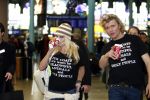 Schiphol 12 december 2008
Hans Klok brengt Pamela Anderson naar schiphol na optreden op de miljonair fair.
Pamela en Hans dragen t shirt tegen het gebruik van bont. Pamela heeft een muts op.
Peter Smulders bv