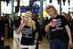 Schiphol 12 december 2008
Hans Klok brengt Pamela Anderson naar schiphol na optreden op de miljonair fair.
Pamela en Hans dragen t shirt tegen het gebruik van bont. Pamela heeft een muts op.
Peter Smulders bv