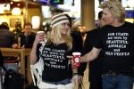 Schiphol 12 december 2008
Hans Klok brengt Pamela Anderson naar schiphol na optreden op de miljonair fair.
Pamela en Hans dragen t shirt tegen het gebruik van bont. Pamela heeft een muts op.
Peter Smulders bv