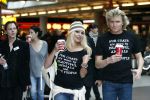 Schiphol 12 december 2008
Hans Klok brengt Pamela Anderson naar schiphol na optreden op de miljonair fair.
Pamela en Hans dragen t shirt tegen het gebruik van bont. Pamela heeft een muts op.
Peter Smulders bv