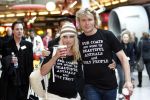 Schiphol 12 december 2008
Hans Klok brengt Pamela Anderson naar schiphol na optreden op de miljonair fair.
Pamela en Hans dragen t shirt tegen het gebruik van bont. Pamela heeft een muts op.
Peter Smulders bv