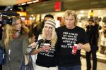 Schiphol 12 december 2008
Hans Klok brengt Pamela Anderson naar schiphol na optreden op de miljonair fair.
Pamela en Hans dragen t shirt tegen het gebruik van bont. Pamela heeft een muts op.
Peter Smulders bv