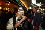 Schiphol 12 december 2008
Hans Klok brengt Pamela Anderson naar schiphol na optreden op de miljonair fair.
Pamela en Hans dragen t shirt tegen het gebruik van bont. Pamela heeft een muts op.
Peter Smulders bv