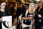 Schiphol 12 december 2008
Hans Klok brengt Pamela Anderson naar schiphol na optreden op de miljonair fair.
Pamela en Hans dragen t shirt tegen het gebruik van bont. Pamela heeft een muts op.
Peter Smulders bv
