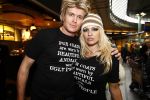Schiphol 12 december 2008
Hans Klok brengt Pamela Anderson naar schiphol na optreden op de miljonair fair.
Pamela en Hans dragen t shirt tegen het gebruik van bont. Pamela heeft een muts op.
Peter Smulders bv