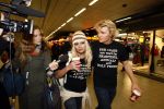 Schiphol 12 december 2008
Hans Klok brengt Pamela Anderson naar schiphol na optreden op de miljonair fair.
Pamela en Hans dragen t shirt tegen het gebruik van bont. Pamela heeft een muts op.
Peter Smulders bv