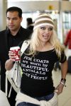 Schiphol 12 december 2008
Hans Klok brengt Pamela Anderson naar schiphol na optreden op de miljonair fair.
Pamela en Hans dragen t shirt tegen het gebruik van bont. Pamela heeft een muts op.
Peter Smulders bv
