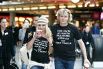 Schiphol 12 december 2008
Hans Klok brengt Pamela Anderson naar schiphol na optreden op de miljonair fair.
Pamela en Hans dragen t shirt tegen het gebruik van bont. Pamela heeft een muts op.
Peter Smulders bv