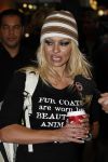 Schiphol 12 december 2008
Hans Klok brengt Pamela Anderson naar schiphol na optreden op de miljonair fair.
Pamela en Hans dragen t shirt tegen het gebruik van bont. Pamela heeft een muts op.
Peter Smulders bv