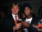 2000 Prins Willem Alexander met een glaasje bier met de voetballer Patrick Kluivert