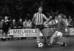 Eersel 11 Augustus 1981
Fatale val voor Adrie Kosten tijdens een vriendschappelijke wedstrijd tegen een Eerselse combinatie van FC Steensel, EFC en Dosko, FC Steensel-speler Toon v d Aa