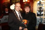 Volendam 14 november 2008
Presentatie boek van Piet Veerman .
Zijn vrouw en  kleinkinderen waren natuurlijk aanwezig. Piet met de burgemeester van Volendam en Edam
Peter Smulders bv
