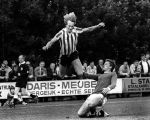 Eersel 11 Augustus 1981
Fatale val voor Adrie Kosten tijdens een vriendschappelijke wedstrijd tegen een Eerselse combinatie van FC Steensel, EFC en Dosko, FC Steensel-speler Toon v d Aa