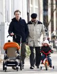 Amsterdam 26 januari 2008
Pieter v Beukering , man van Yvon Jaspers met kinderen en opa aan het wandelen.