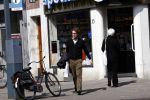 Amsterdam 20 april 21 april 2008
Prins Bernhard Jr op de fiets en bij de apotheek nadat hij ontslagen is uit het ziekenhuis waar hij een darmoperatie heeft ondergaan.
Peter Smulders bv
