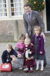 Apeldoorn 2 November 2008 Op paleis het Loo is vandaag de jongste zoon van Prins Bernhard en Prinses Annette gedoopt 
Op de foto Prins Constantijn en Prinses Laurentien en de kinderen Prinses Eloise, Prins Claus-Casimir en Prins Leonor