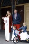 Den Haag 26 juni 2007
Fotomoment met Prins Willem Alexander Maxima Prinses Amalia Alexia en Ariane bij de koninklijke stallen. Prinses Alexia viert haar 2e verjaardag.