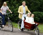 Wassenaar 11 juli 2008
Foto uurtje met prinses Maxima Prins Willem Alexander  en hun dochters Prinses Amalia Prinses Alexia en Prinses Ariane . 
Ze komen aanrijden in bakfiets.