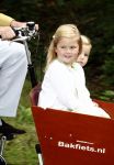 Wassenaar 11 juli 2008
Foto uurtje met prinses Maxima Prins Willem Alexander  en hun dochters Prinses Amalia Prinses Alexia en Prinses Ariane . 
Ze komen aanrijden in bakfiets.