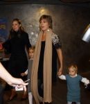 Amsterdam 4 oktober 2008
Prinses Laurentien met Prinses Eloise Prins Claus Cazimir en prinses Leonore bij premiere grote Terra in de Meervaart.
Peter Smulders bv