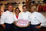 Amsterdam 4 oktober 2008
Estelle Gullit Winston Gerschtanowitz Bastiaan Ragas Quinty Trustfull en Anouk Smulders verkopen leverworst in roze verpakking bij de Hergo voor Pink Ribbon.
Peter Smulder s bv