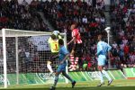Eindhoven, 13 April 2008 Kampioenswedstrijd PSV-FC Twente, eindstand 1-1 Seizoen 2007/2008. PSV daardoor nog niet kampioen.
Sander Boschker redt voordat Alcides gevaarlijk kan worden