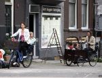 Amsterdam 11 augustus 2008
Beau v Erve Dorens en zijn vrouw Selly v Erven Dorens brengen met de bakfiets de kinderen naar school voor hun eerste schooldag na de vakantie.