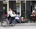 Amsterdam 11 augustus 2008
Beau v Erve Dorens en zijn vrouw Selly v Erven Dorens brengen met de bakfiets de kinderen naar school voor hun eerste schooldag na de vakantie.