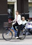 Amsterdam 11 augustus 2008
Beau v Erve Dorens en zijn vrouw Selly v Erven Dorens brengen met de bakfiets de kinderen naar school voor hun eerste schooldag na de vakantie.