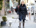 Amsterdam 10 december 2008
Simone Kleinsma met hondje an het wandelen.
Peter Smulders bv