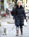 Amsterdam 10 december 2008
Simone Kleinsma met hondje an het wandelen.
Peter Smulders bv